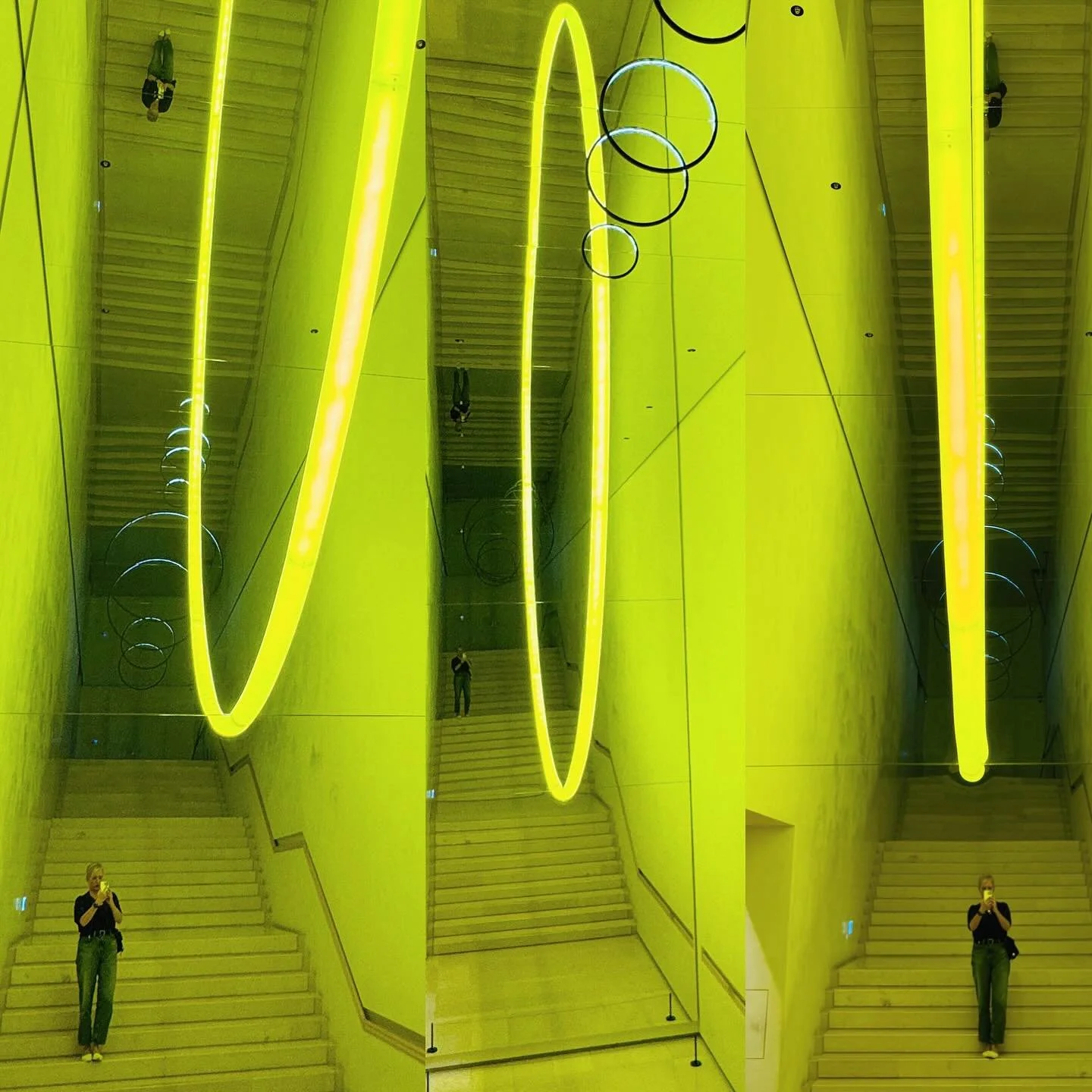 If Seoul was a colour, it would be neon and bright, and if it was a shape, it would be curved and post-structural.
.
.
.
#artanddesign #odetoacity #urban #seoul #korea #design #contemporaryart #architecture
