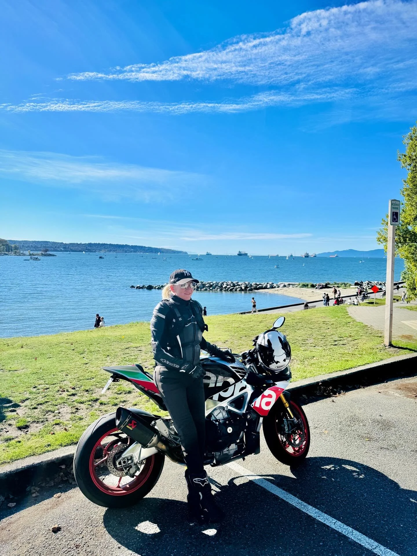 Perfect Vancouver day!👌🏻🍃🌊✨Autumn rides are my favourite as we take advantage of every opportunity to get out there on the Aprilias ahead of the rain and coming cold.
.
.
.
#motorcycle #motorcycleofinstagram #sportbike #sportbikelife #apriliatuon