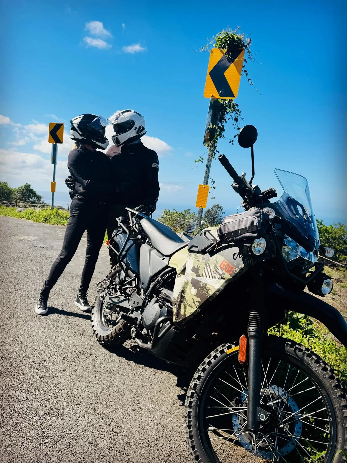 Merry Christmas Eve!🎄🌺🌴🎅🏻 A beautiful lride out to the Piilani Highway on the backroad towards Hana. We&rsquo;ve been coming regularly to Maui for well over 30 years (ever since our honeymoon!) and the magic and spirit of this place has us under