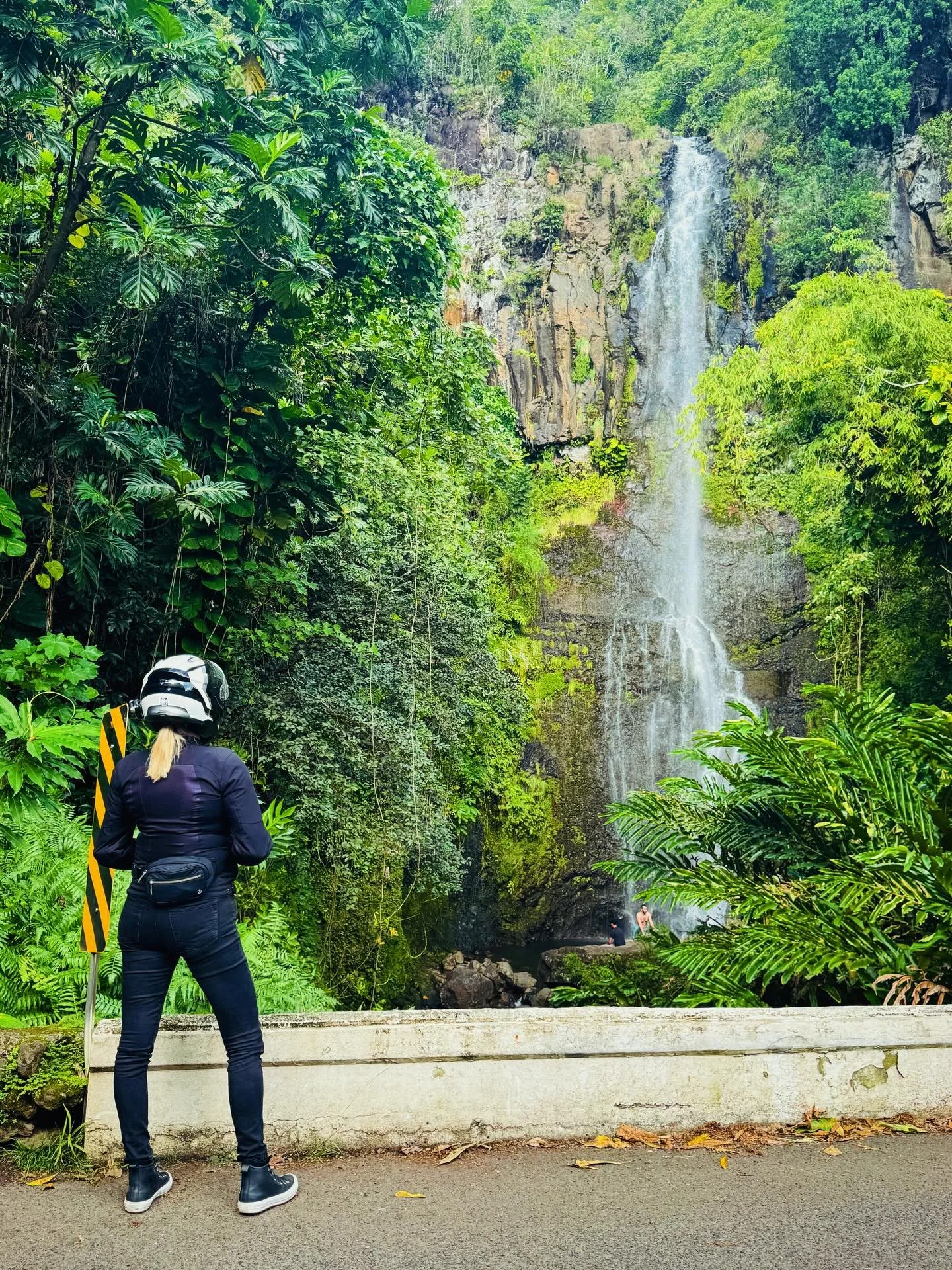 Today was the day! 🏍️💨🏍️💨🎅🏻🎄🌴🌺We took a gamble and decided to attempt the Road to Hana early Christmas morning, and were not disappointed. The famous twisty road on the east side of Maui is 64 miles long road and boasts 620 curves (with ever