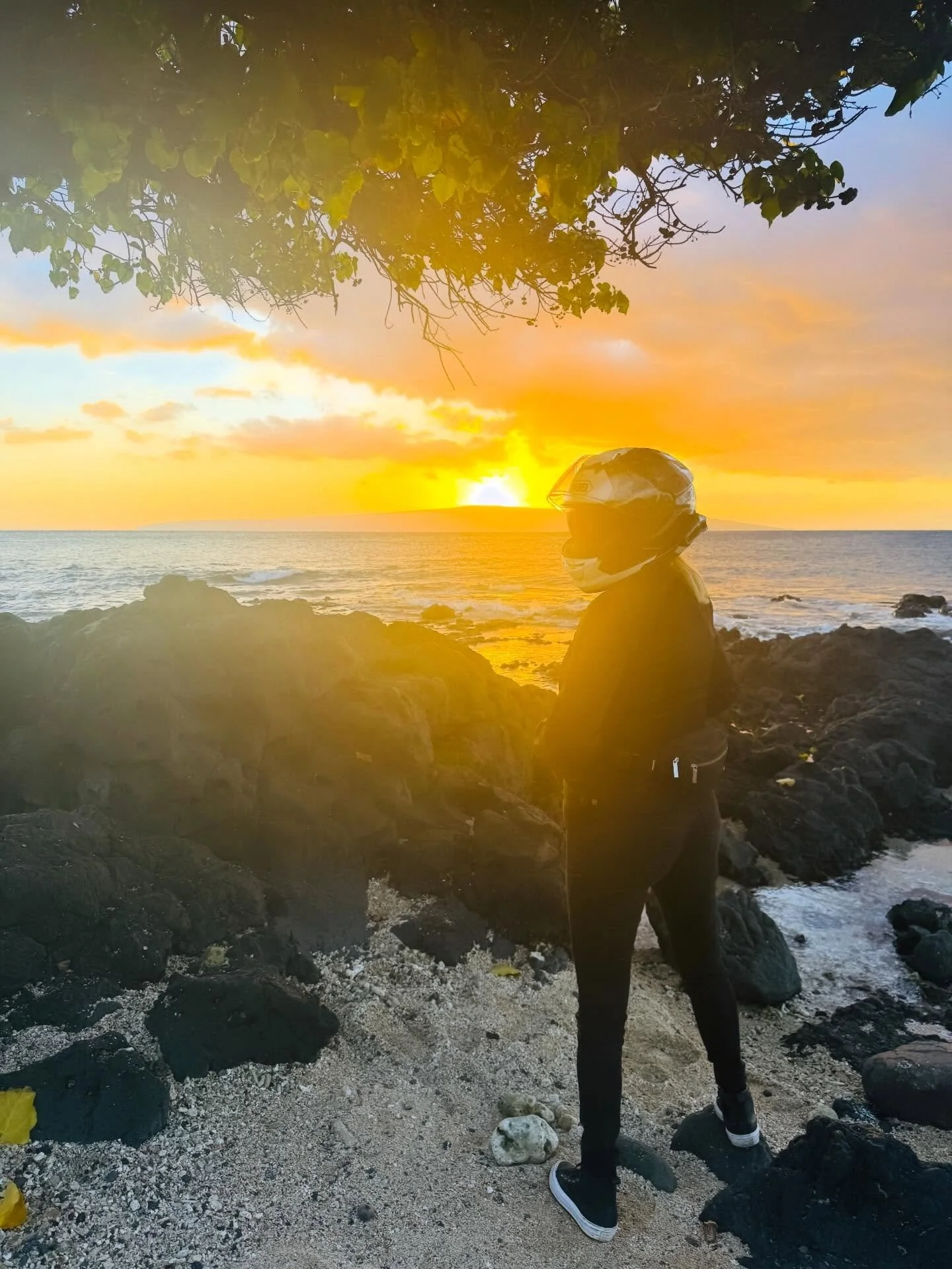 Riding and chasing sunsets across Maui ✨💙🌺🌴🧡
.
.
.
#maui #hawaii #motorcycle #motorcyclesofinstagram #motogirl #vacationmode #sunsets