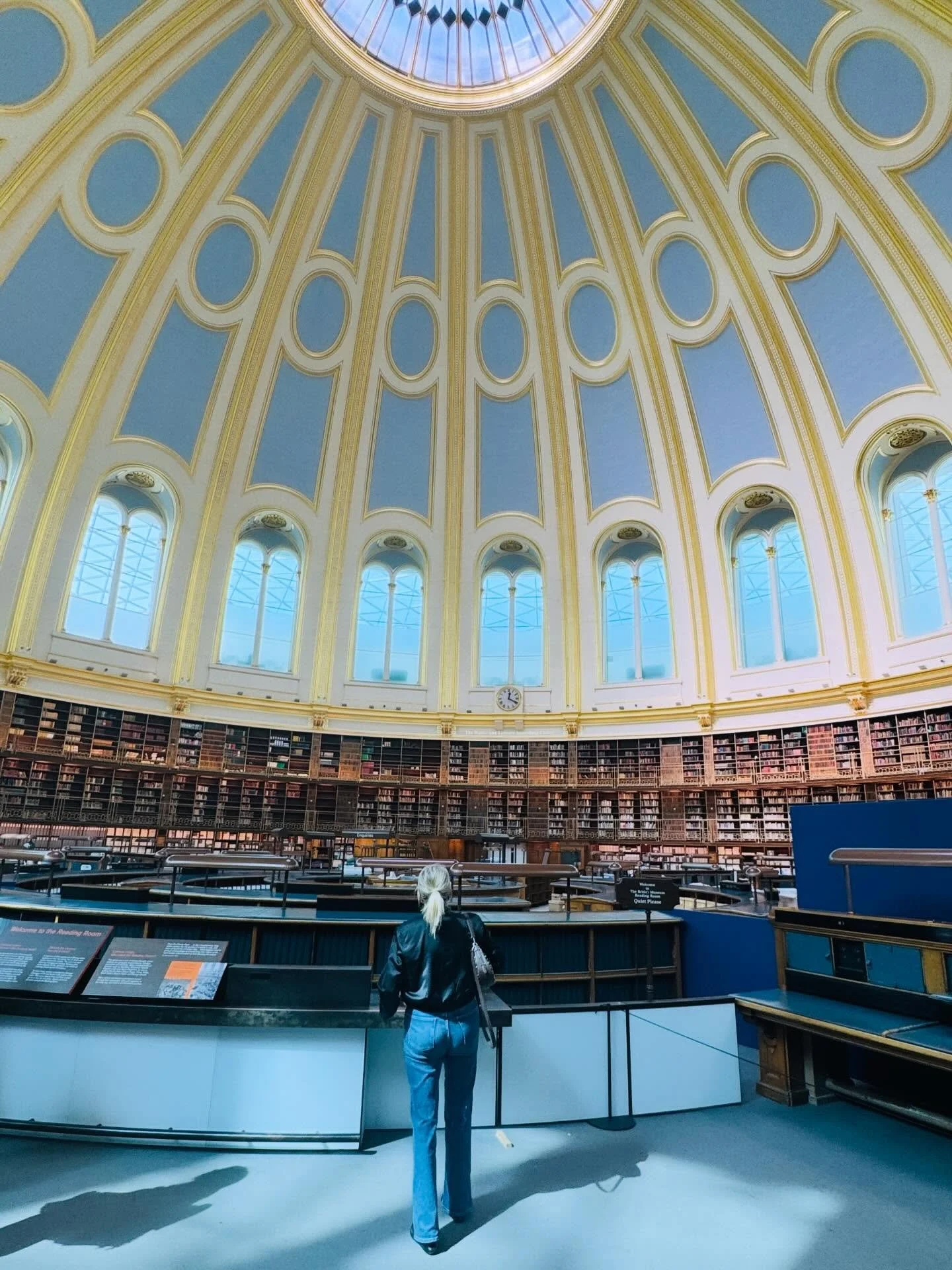 Books, high tea, and ancient art at the British Museum 💙✨
.
.
.
#london #britishmuseum #arthistory #sculpture