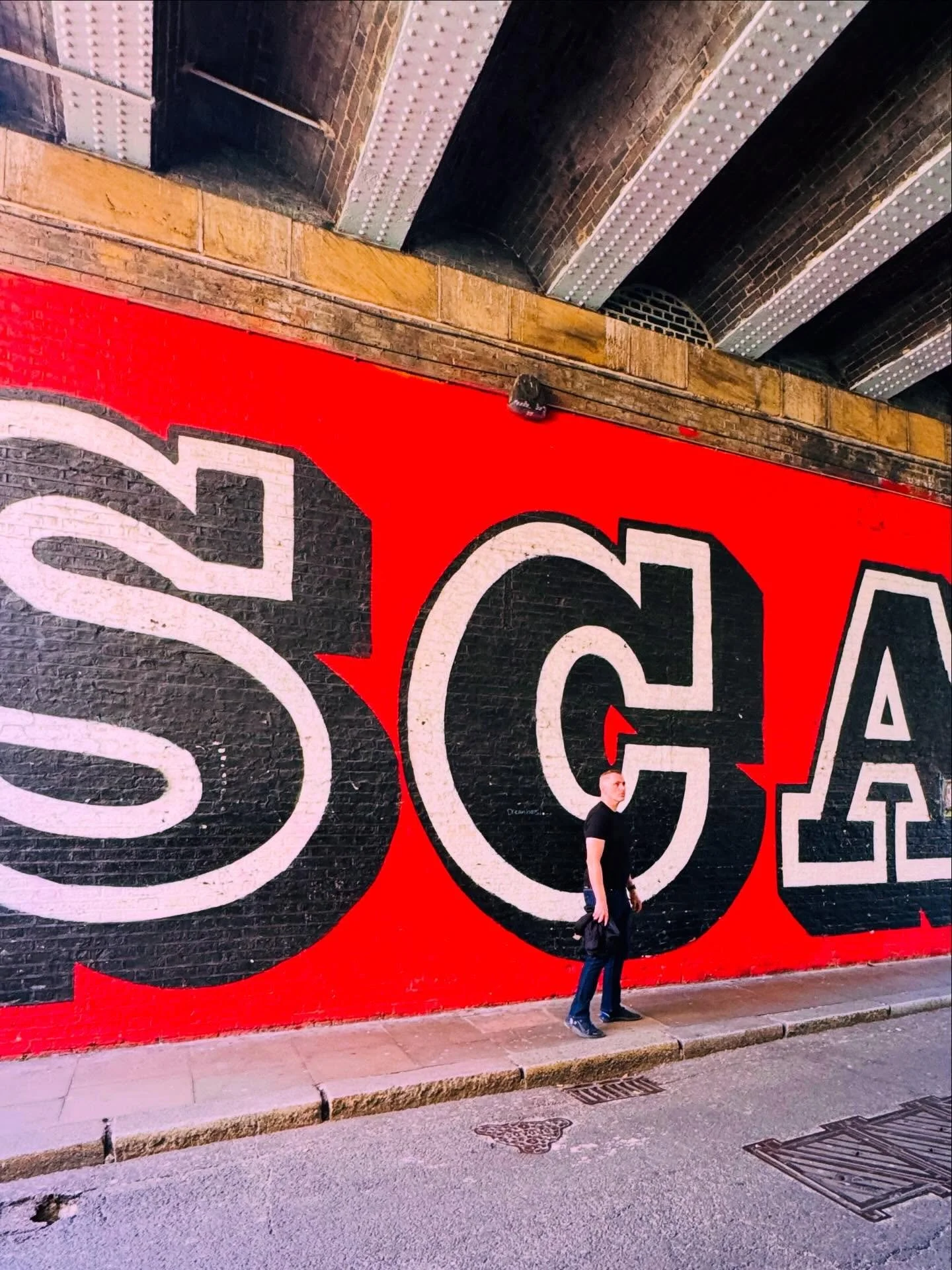 Visiting the Bike Shed @bikeshedmotoco and taking in the street art scene of London&rsquo;s Shoreditch neighbourhood 🏍️🔥🇬🇧
.
.
.
#london #motorcyclelife #streetart #shoreditch