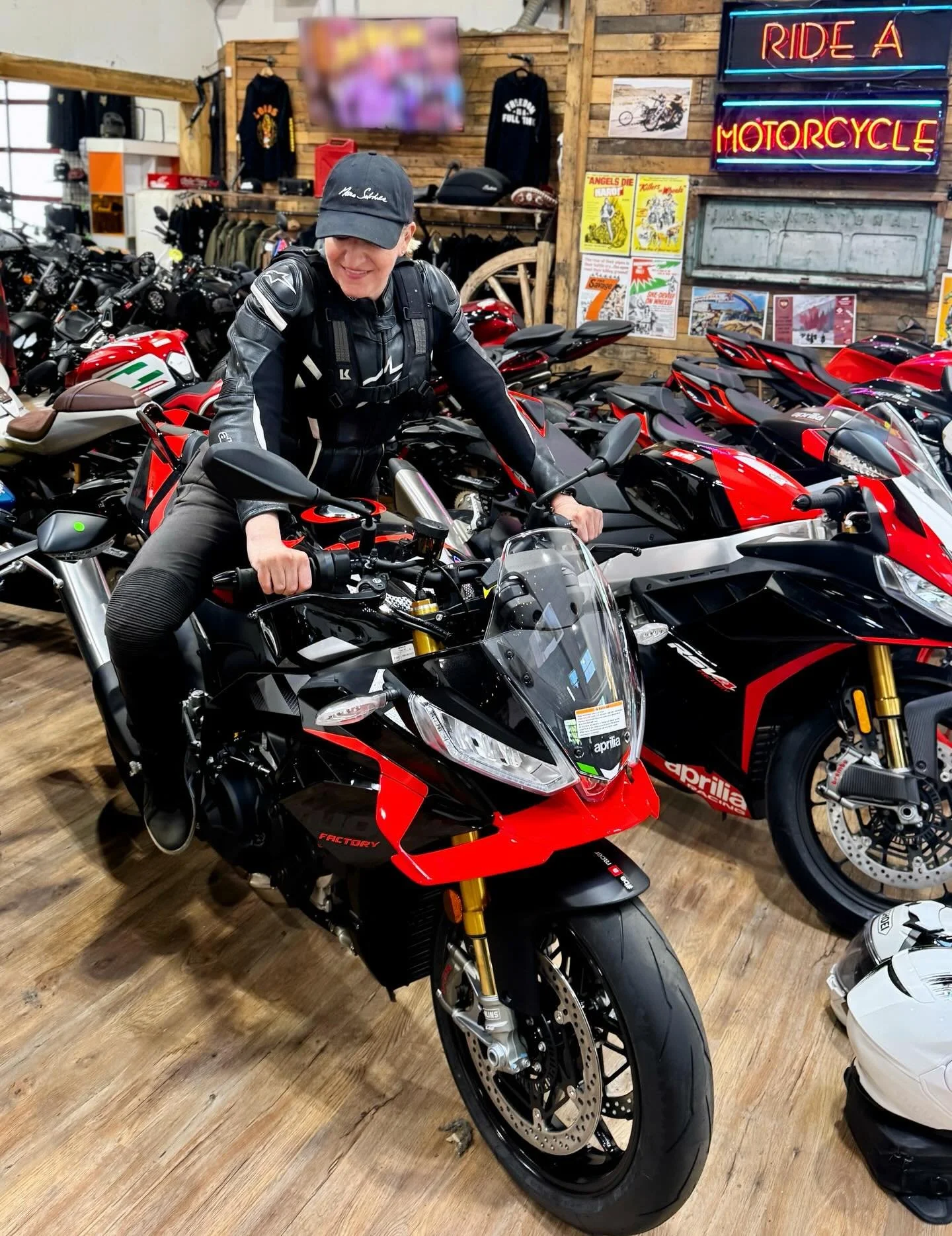 A girl can dream&hellip;🤔❤️😬🔥✨💃🏼&hellip;grades are in, sun is shining, time for an upgrade? 
.
.
.
#apriliatuonofactory #motorcycle #motorcyclesofinstagram #motogirl