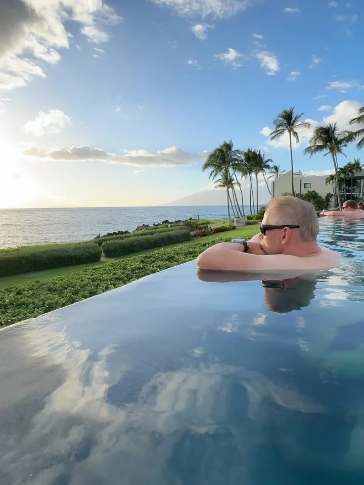 To infinity&hellip;💙🌊☀️🌴
.
.
.
#maui #infinitypool #hawaiiansunset