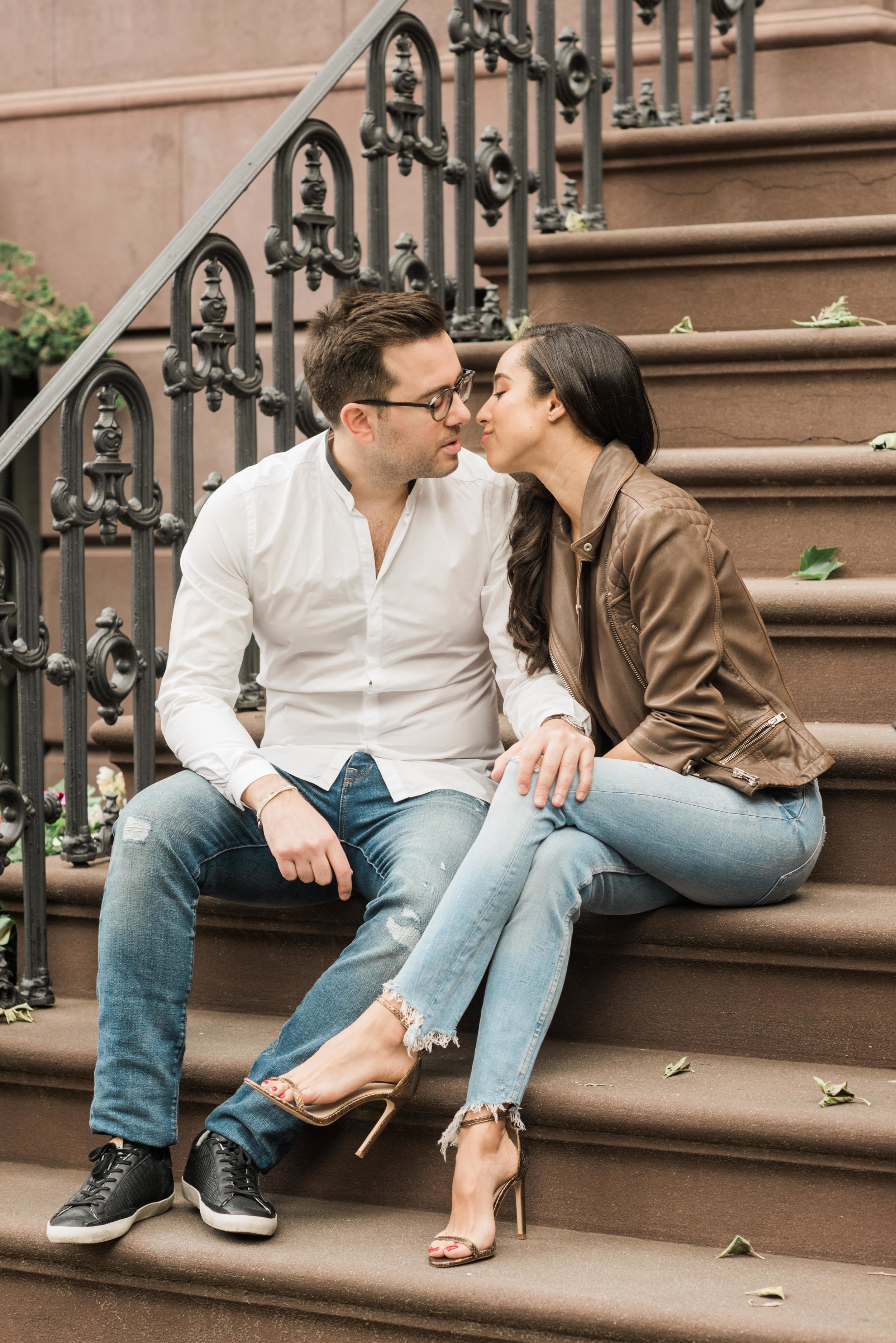 COUPLE KISSING ON STEPS, BROWNSTONE ENGAGEMENT PHOTO, BROWNSTONE IN WEST VILLAGE, WEST VILLAGE ENGAGEMENT, SOHO ENGAGEMENT, BEAUTIFUL COUPLE