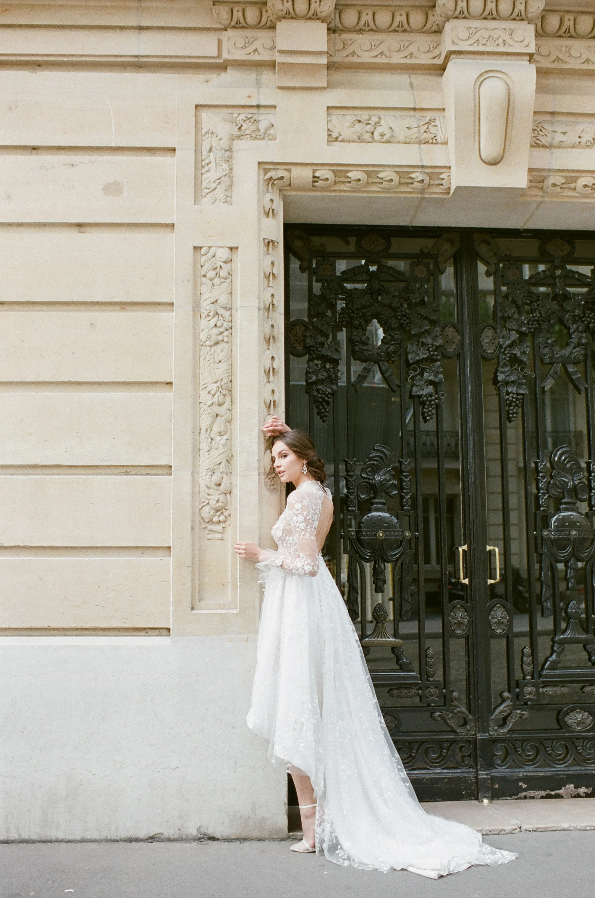 BEAUTIFUL BRIDE IN PARIS
