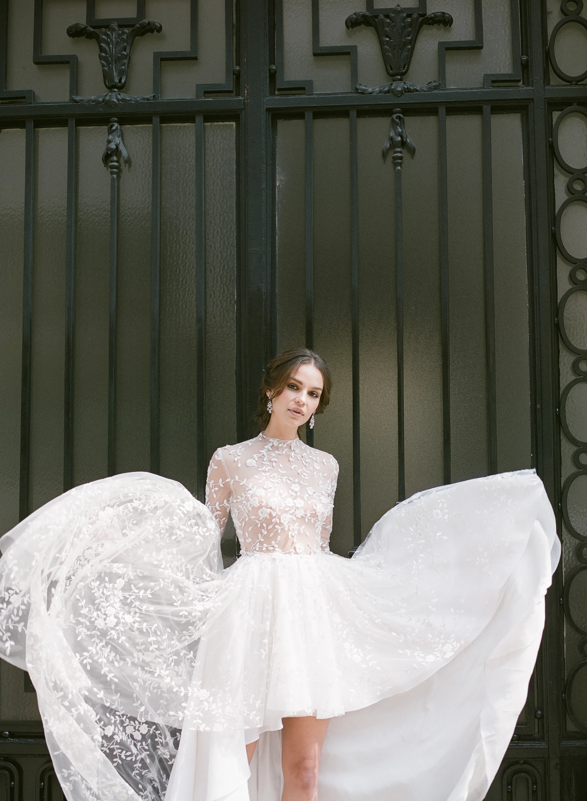 BEAUTIFUL WEDDING GOWN IN PARIS