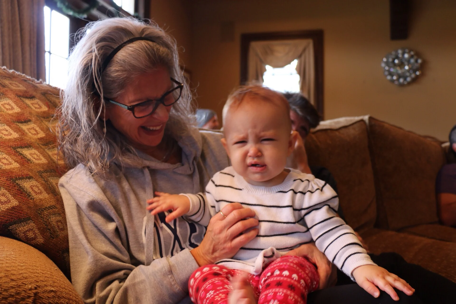 This picture sums up baby Laura's attitude for the entire trip ^^ (her first flu experience)