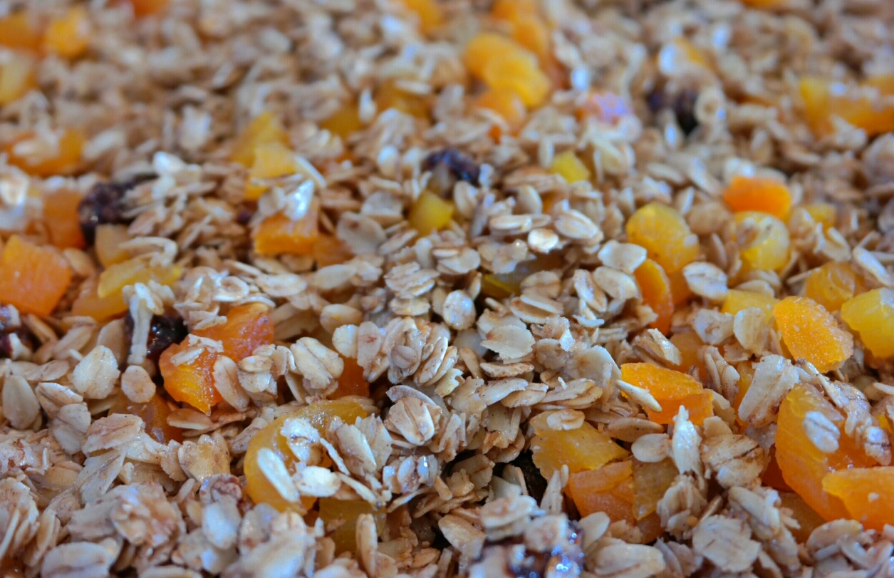 APRICOT AND WALNUT GRANOLA