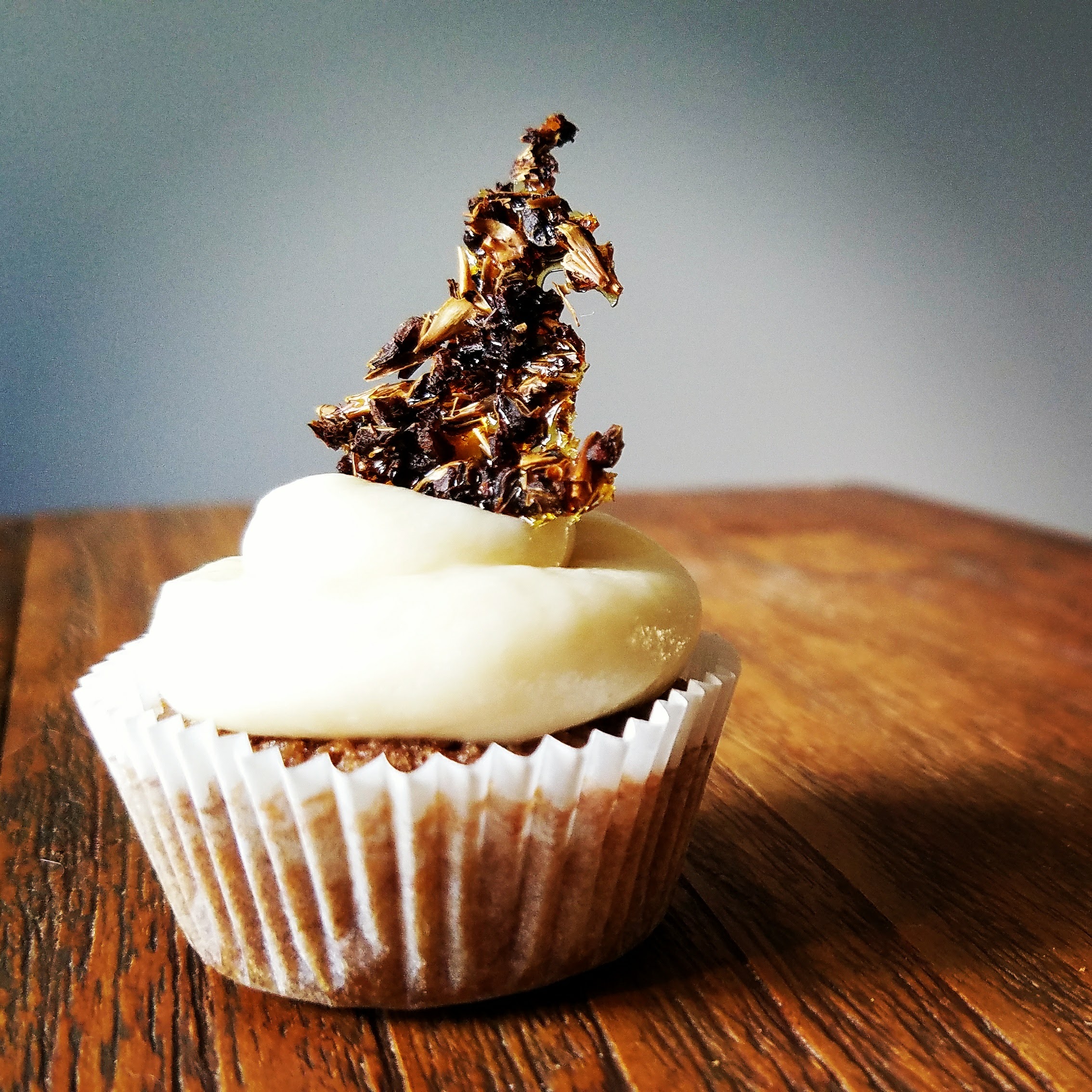 COLD BREW CUPCAKE WITH BACON BUTTERCREAM AND Märzen CARAMEL GLASS