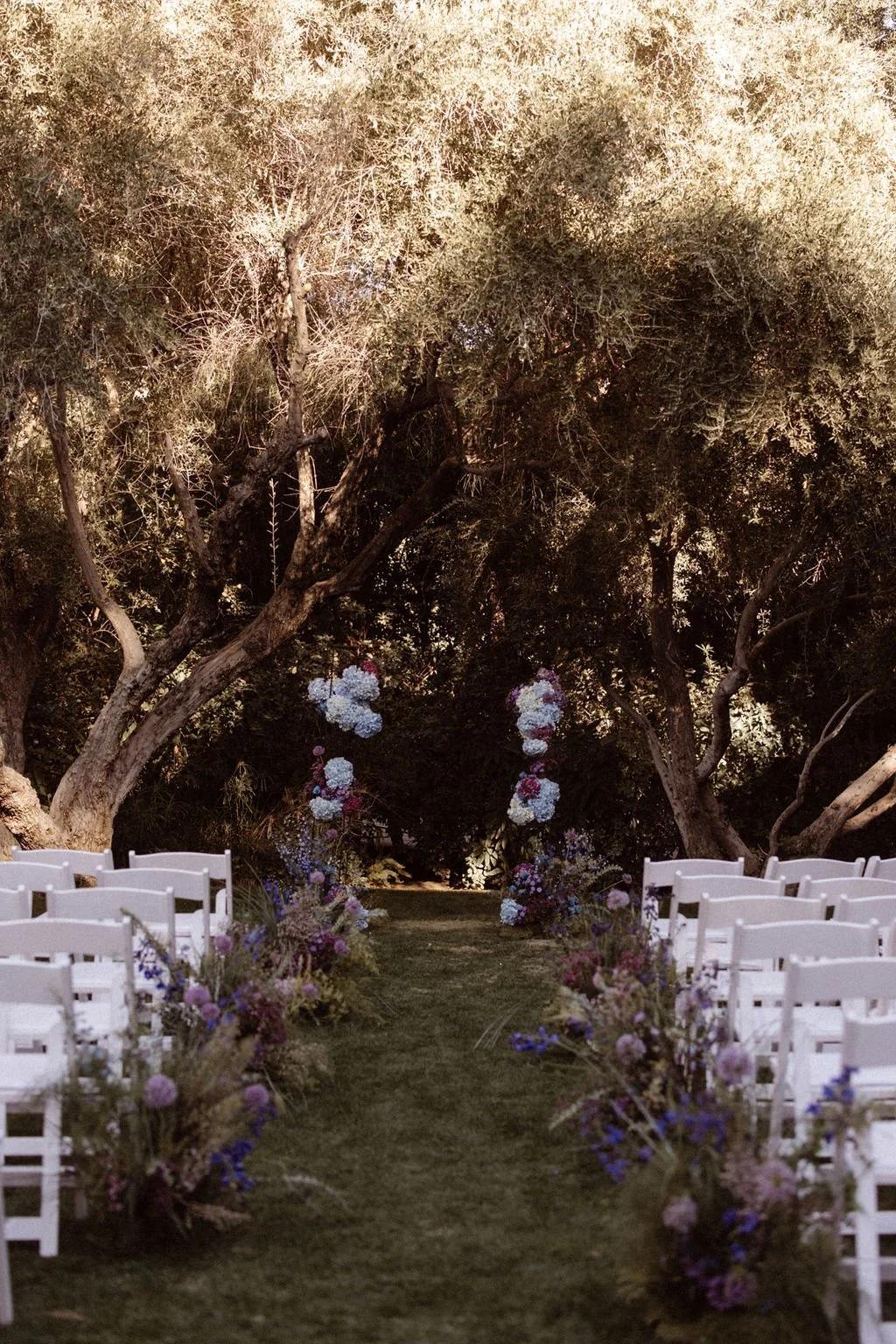 going-steady-studios-meadow-ceremony-aisle-florals.jpg