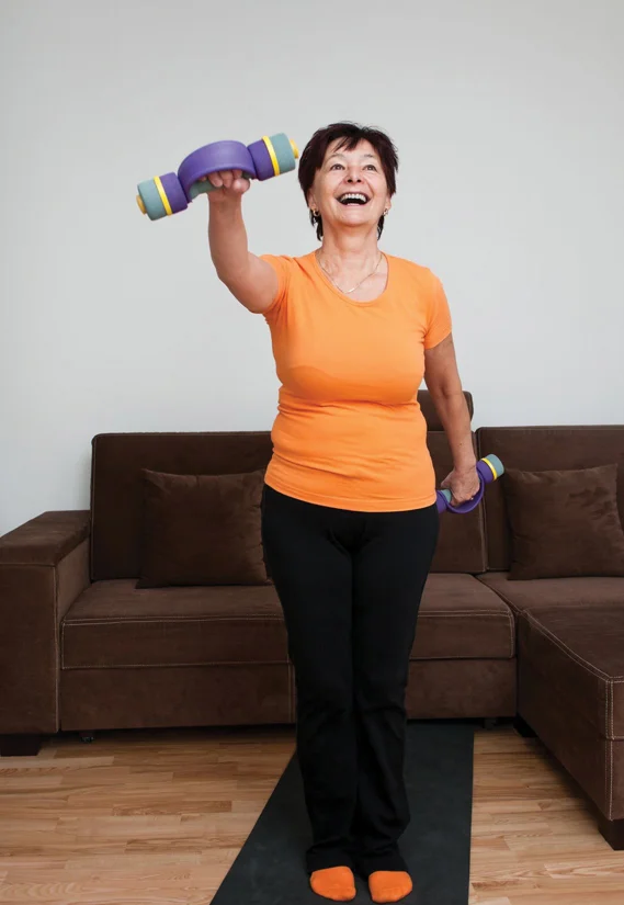 Woman builds and strengthens core muscles with working with weights