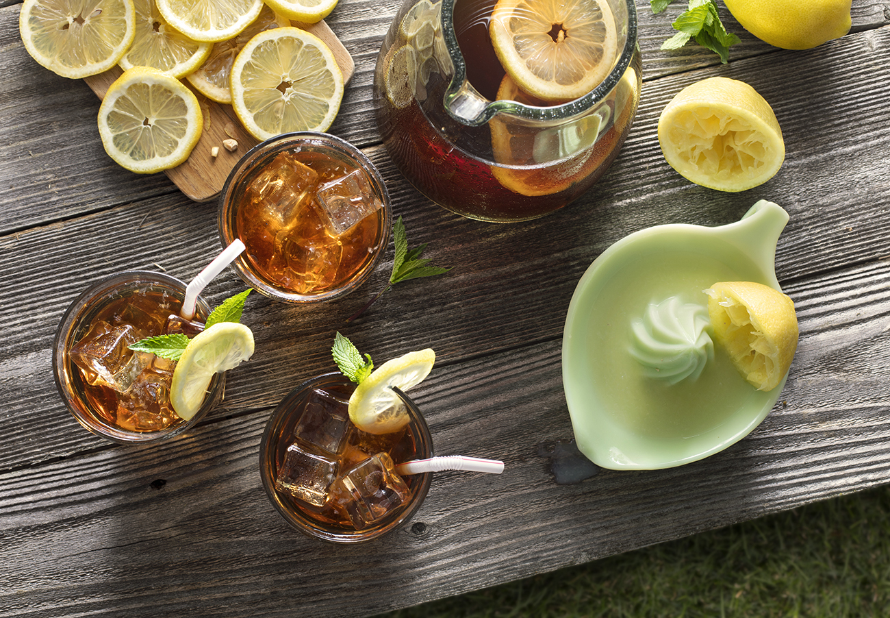 beverage photography of iced tea and lemonade