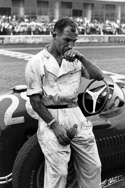 Stirling Moss, Monza 1954 Photo: Bernard Cahier, http://www.f1-photo.com/