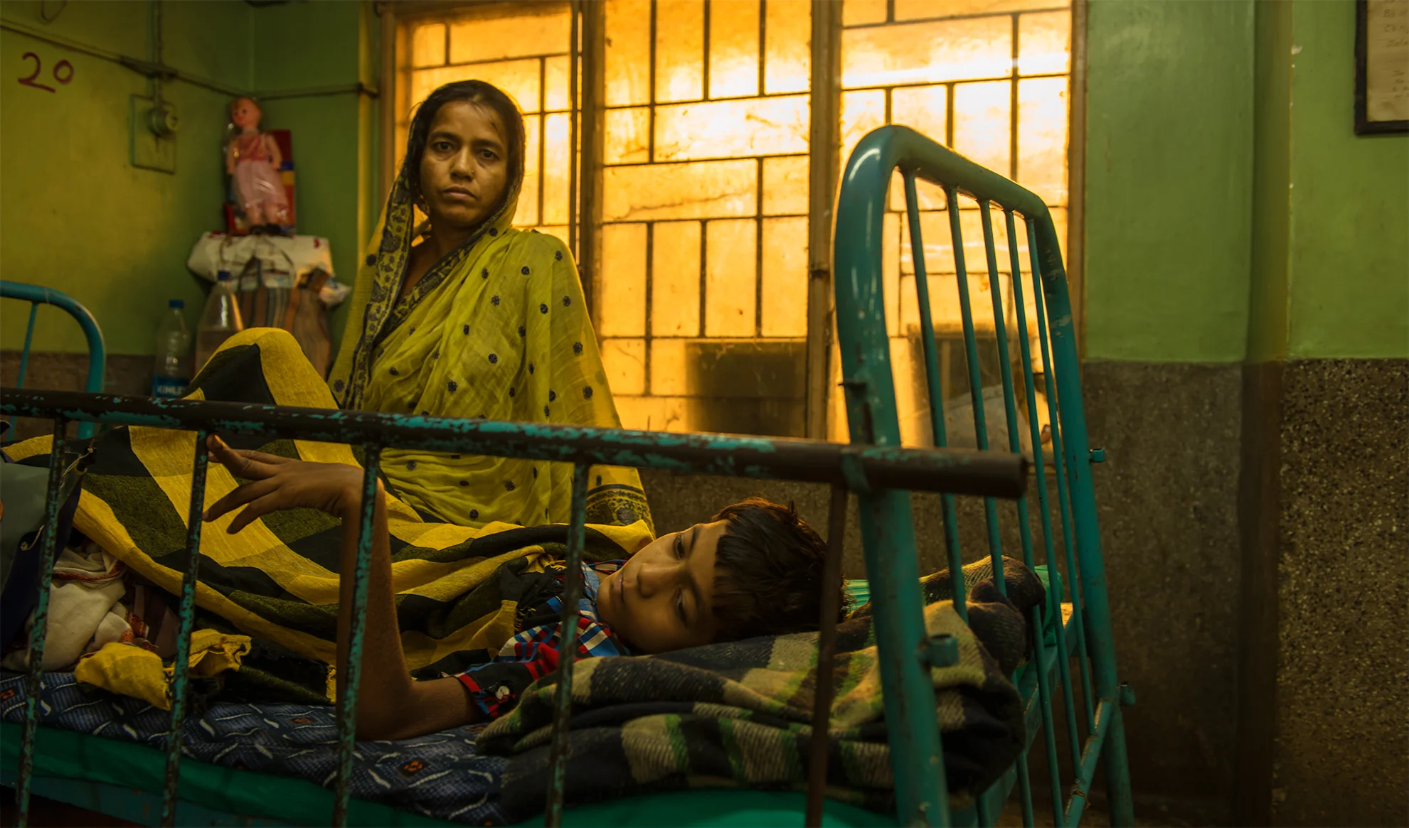mother+and+son,+burn+ward,+kolkata.jpg