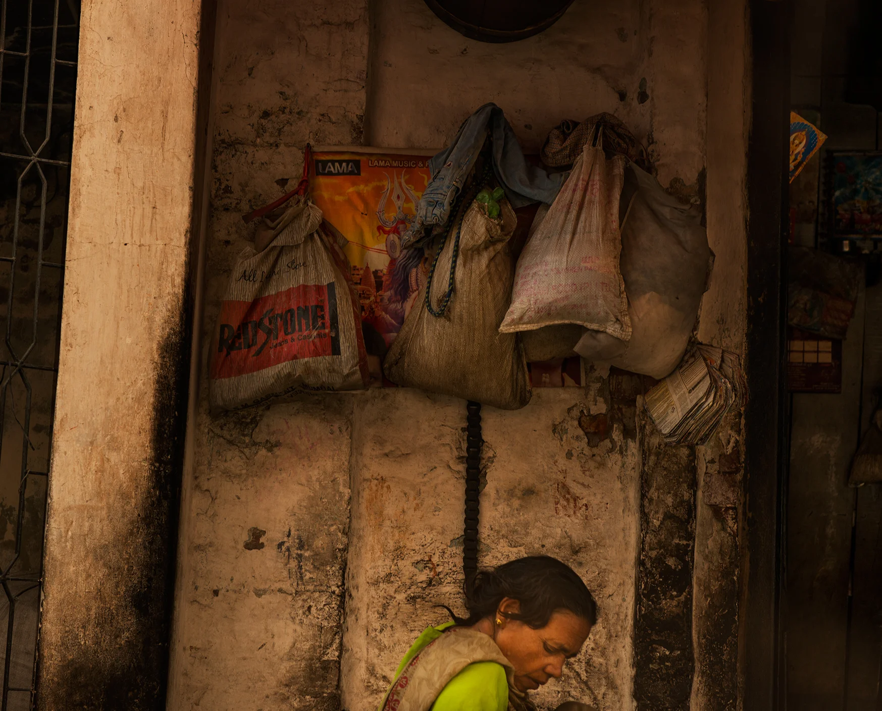 woman+in+green+with+bags,+Varanasi.jpg