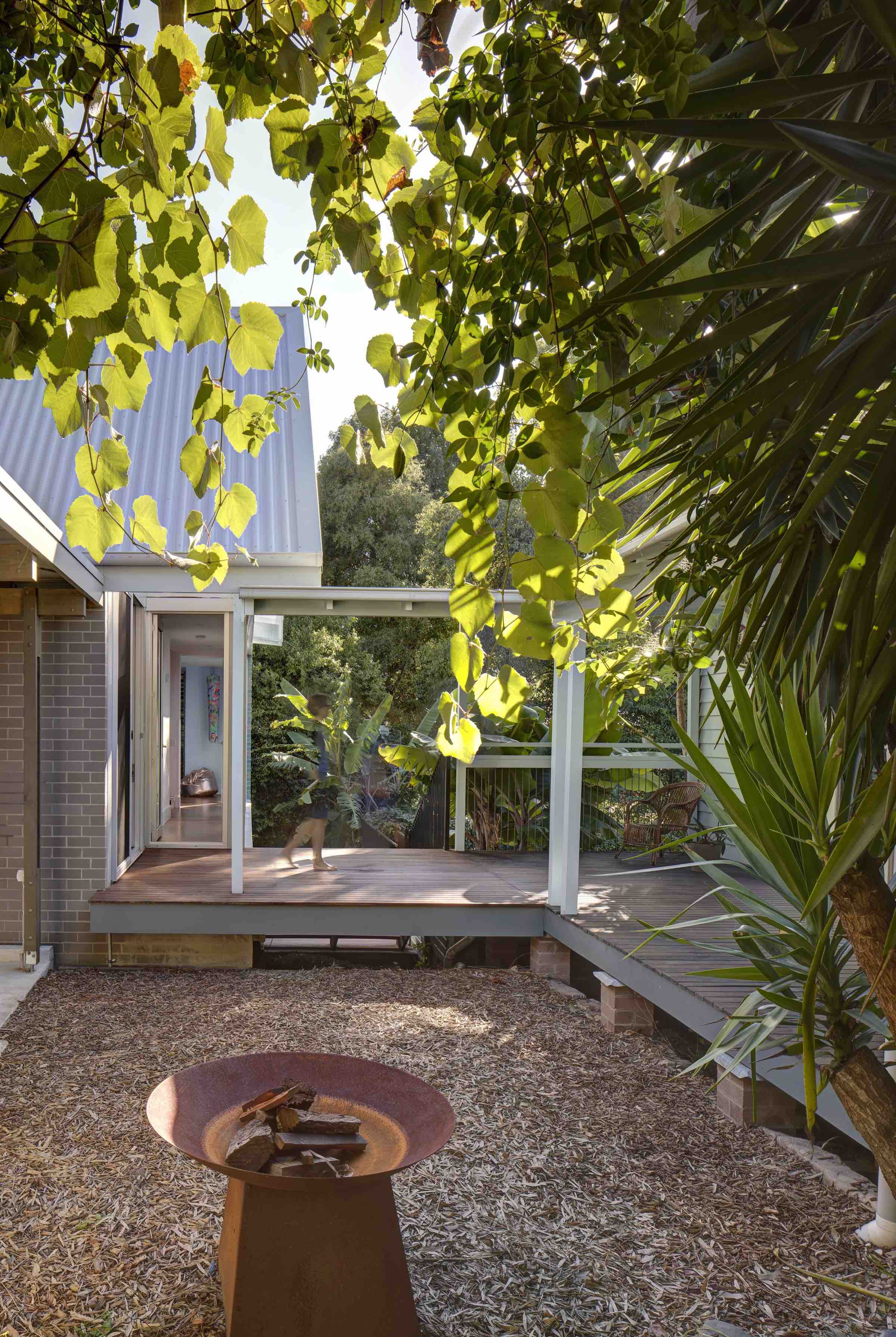 Entry Courtyard linking the old cottage with the new pavilion.