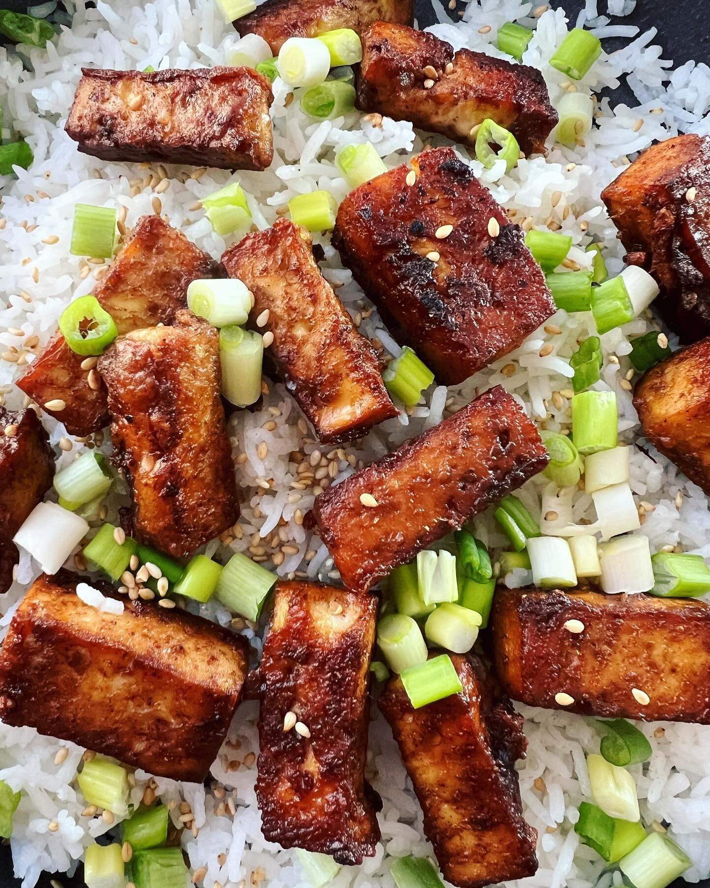10-degree Saturdays are for trying new tofu recipes! 😋 I&rsquo;m currently feeling bored of my usual lazy repetitive meal rotation and want to experiment more with new recipes. So if you have any favorite vegan recipes please share! 🥰