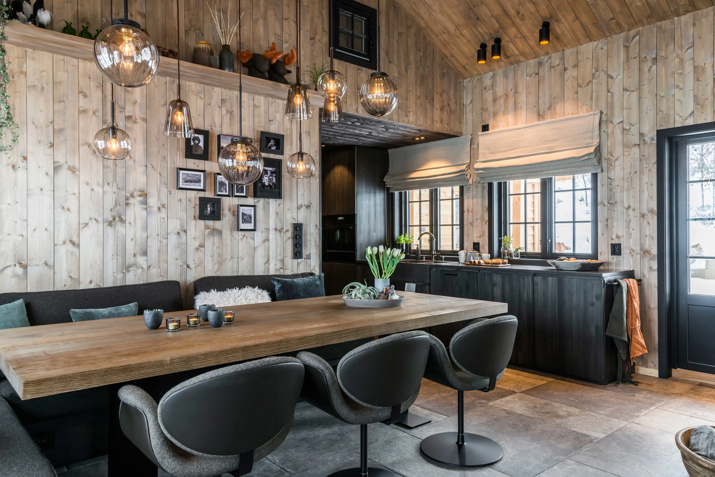 On the road Bekijk hier enkele van onze projecten View some of our projects, click here