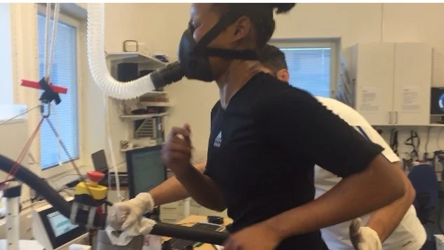 Fadma gör sitt VO2MAX testet så att Teamet kan justera tränings intensiteten och analysera effekten.