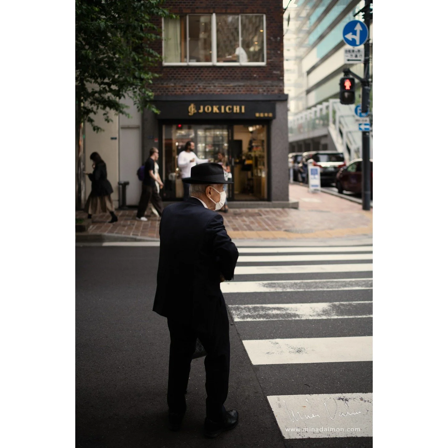 Ginza. Tokyo, Japan 2025.

#LEICA #leicaM11P #cosina #voigtlander #nokton #nokton40mmf12 #nokton40mmf12aspherical #leicacamera #leicaphoto #leicagram #storyofthestreet #streets_storytelling #streetphoto #streetphotography #streetphotographer #SPiColl
