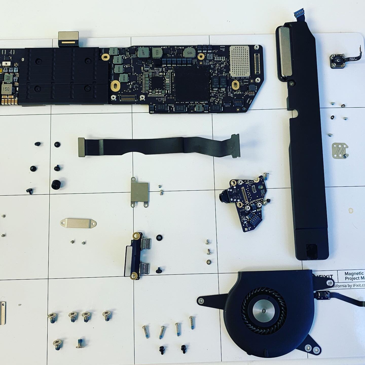 Take apart 2020 MacBook Air