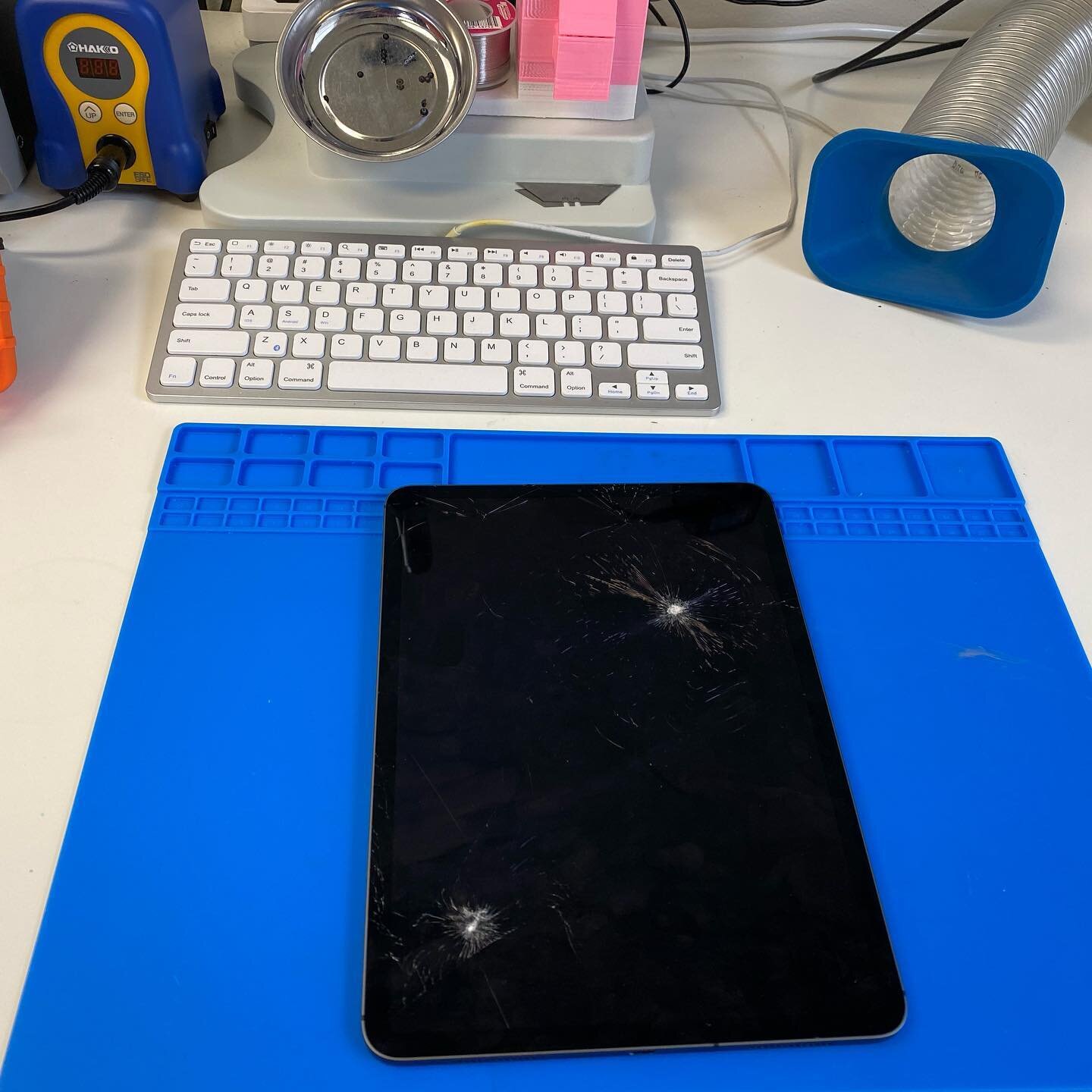 2020 iPad Pro 11&rdquo; screen replacement 

#macbookclinicframimgham  #smashedscreen #screenreplacement