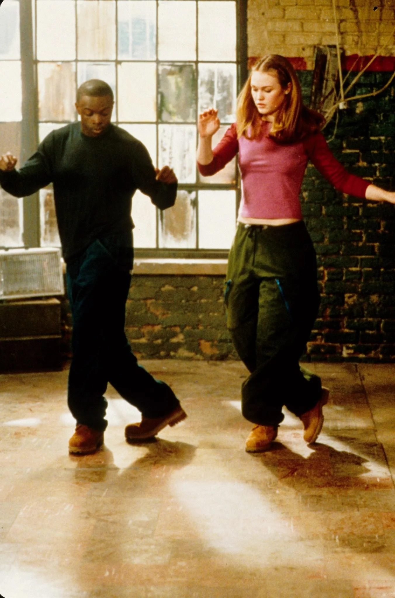 still-of-julia-stiles-and-sean-patrick-thomas-in-save-the-last-dance-(2001)-large-picture (1).jpg