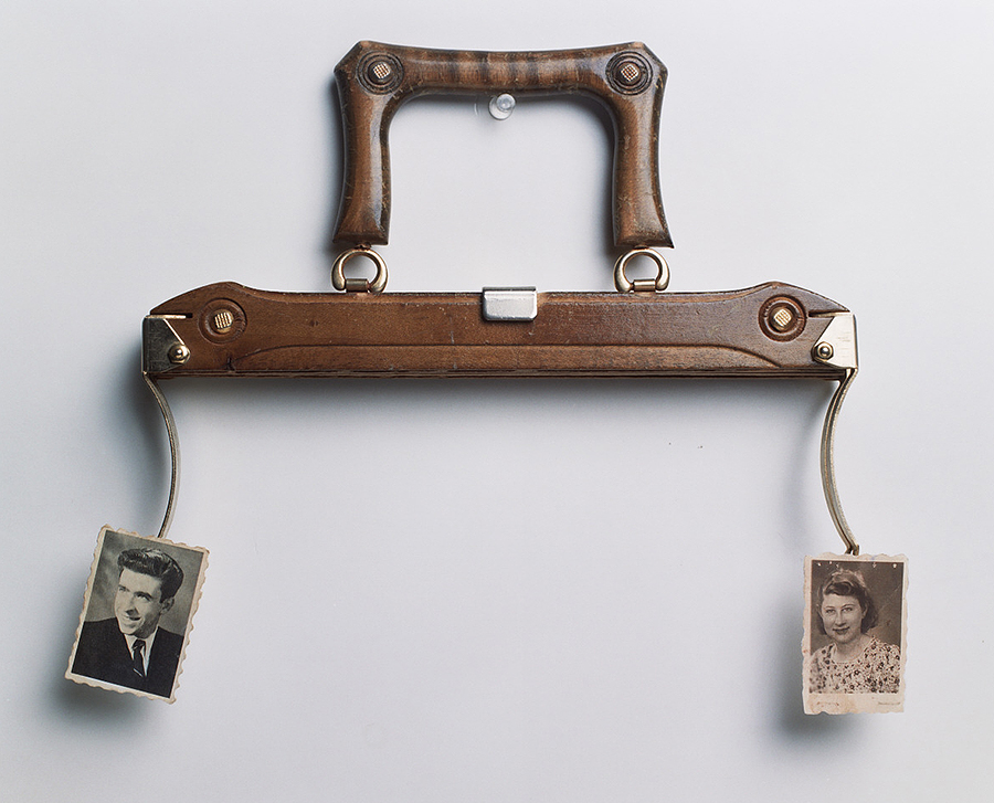  33x28x4cm  תיק אישה  עץ, מתכת ונייר צילום     Handbag  Wood, metal and photo-paper    