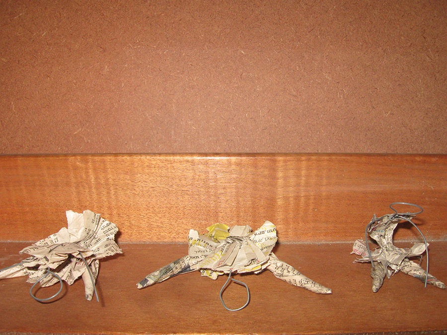  פרט של רקדניות , נייר עיתון עץ ומתכת על מדף  Detail: Dancers. Paper, newspaper and metal on a shelf 
