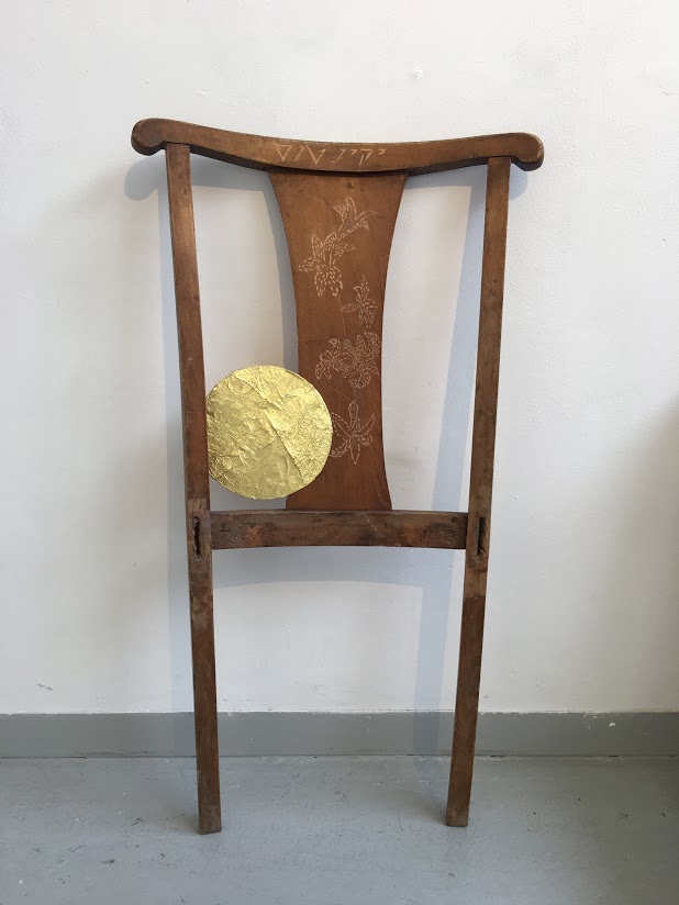  82x52x3cm  כיסא גבר - יקינטוס&nbsp;- 2017  עץ, קרטון ונייר זהב     Male chair -&nbsp;Yakinthos  Wood, Carton and Gold paper 
