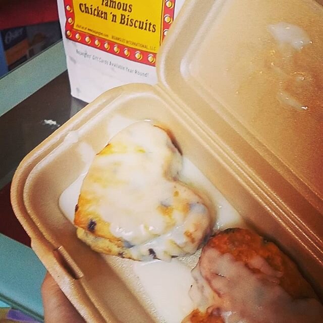 😍 My favorite time of year, everything decorated in hearts, for my bday of course💖

#bojangles #biscuitlove
