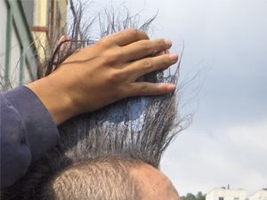 A punk rocker in Bogota puts up his mohawk with Jabon Rey (Photo: Plaza Capital)
