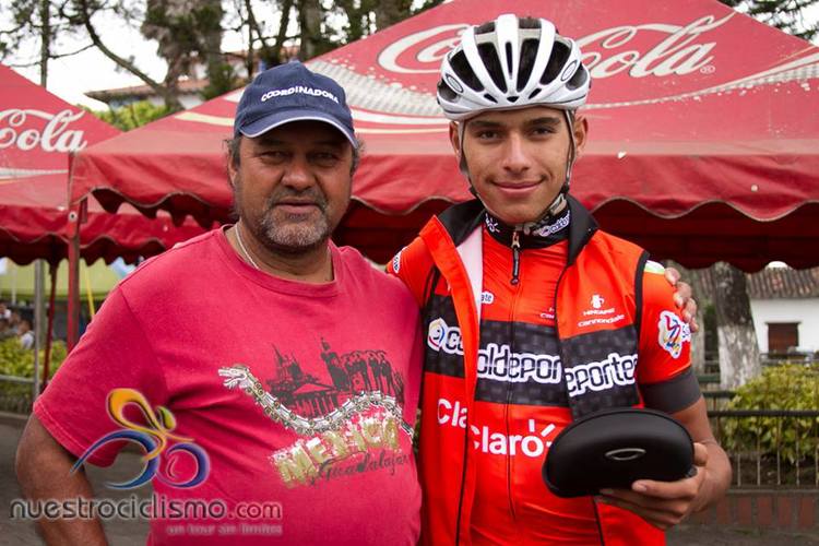 Fernando with his father (Photo: Nuestro Ciclismo)