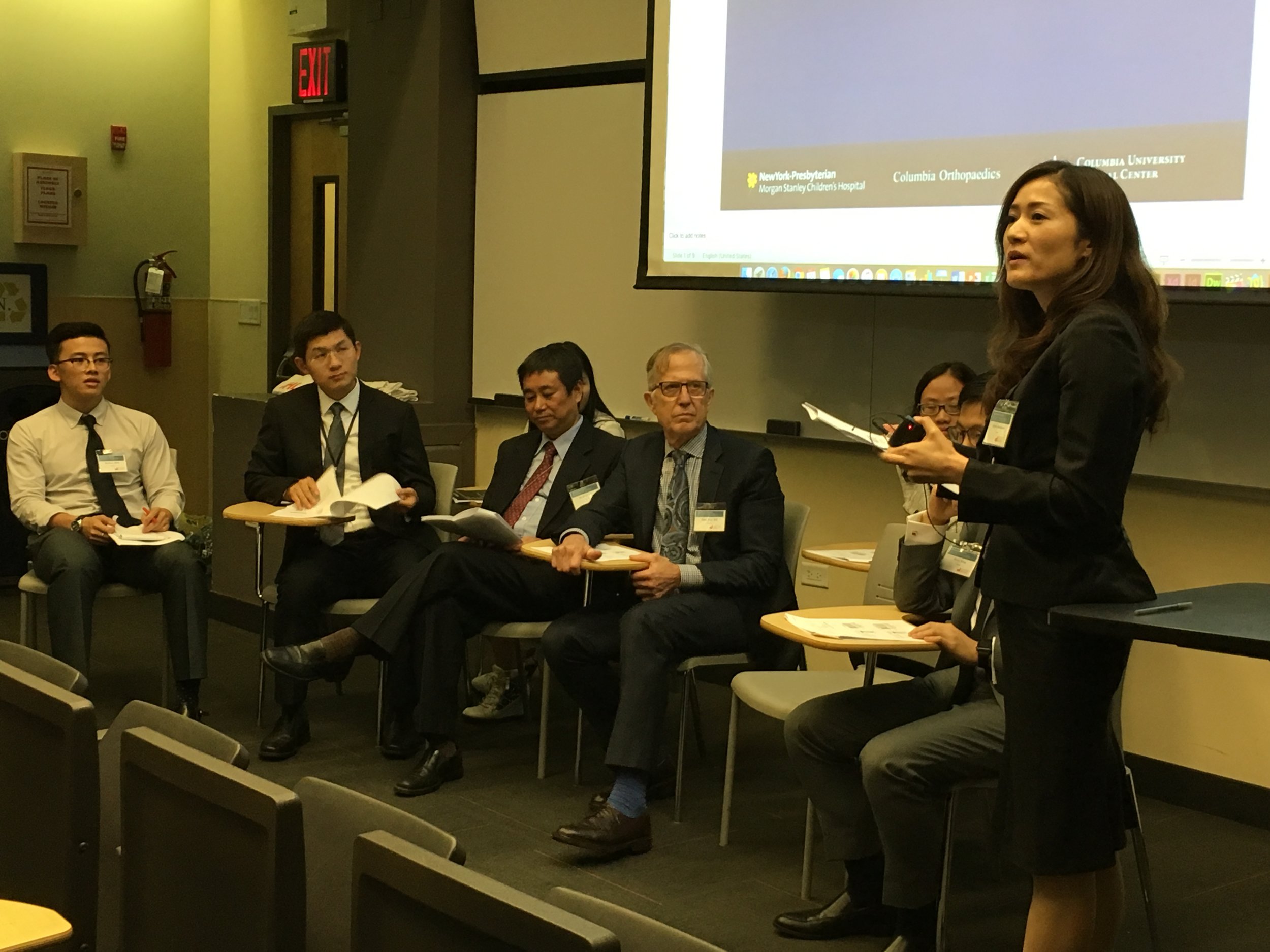 去年10月份的一次IHL“炉边谈话”中美医生座谈会,讨论主题是“大数据与临床研究”,哥大小儿骨科的临床实验室主任Hiroko(右一)正在向大家介绍科室新开发的术后感染预测手机应用。在他右手边几乎被挡住了的是Kevin,他是我科室的质量控制专员。这个应用是两个部门共同努力的结果。