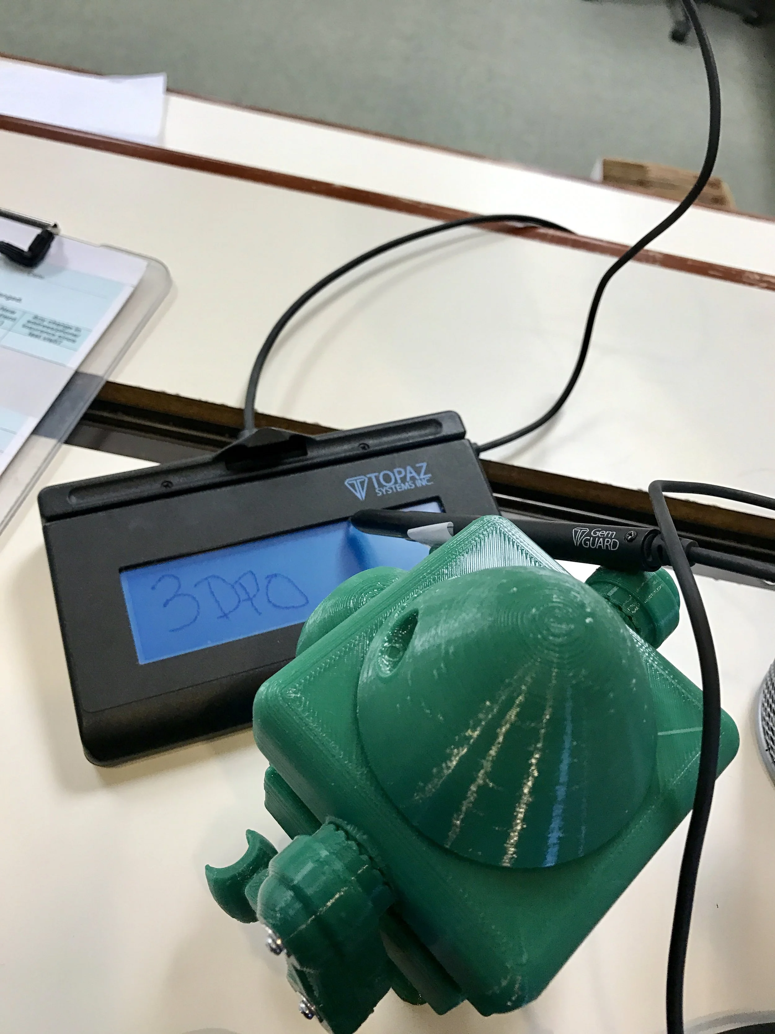 3DPO demonstrates the electronic signature pad.