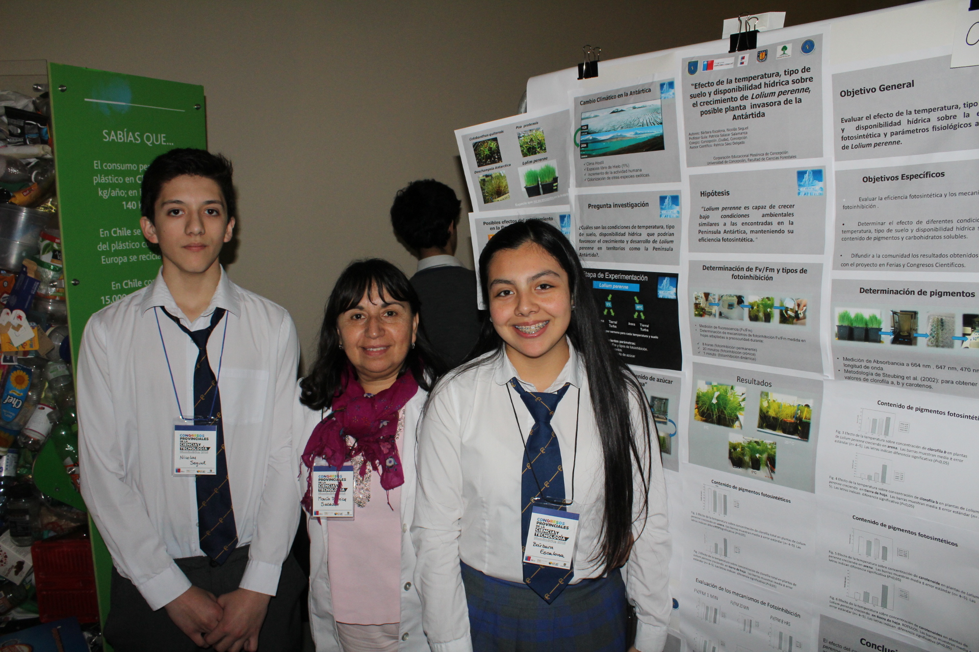 "Efecto de la temperatura, tipo de suelo y disponibilidad hídrica sobre el crecimiento de Lolium perenne, posible planta invasora de la Antártida" Colegio Concepción Pedro de Valdivia