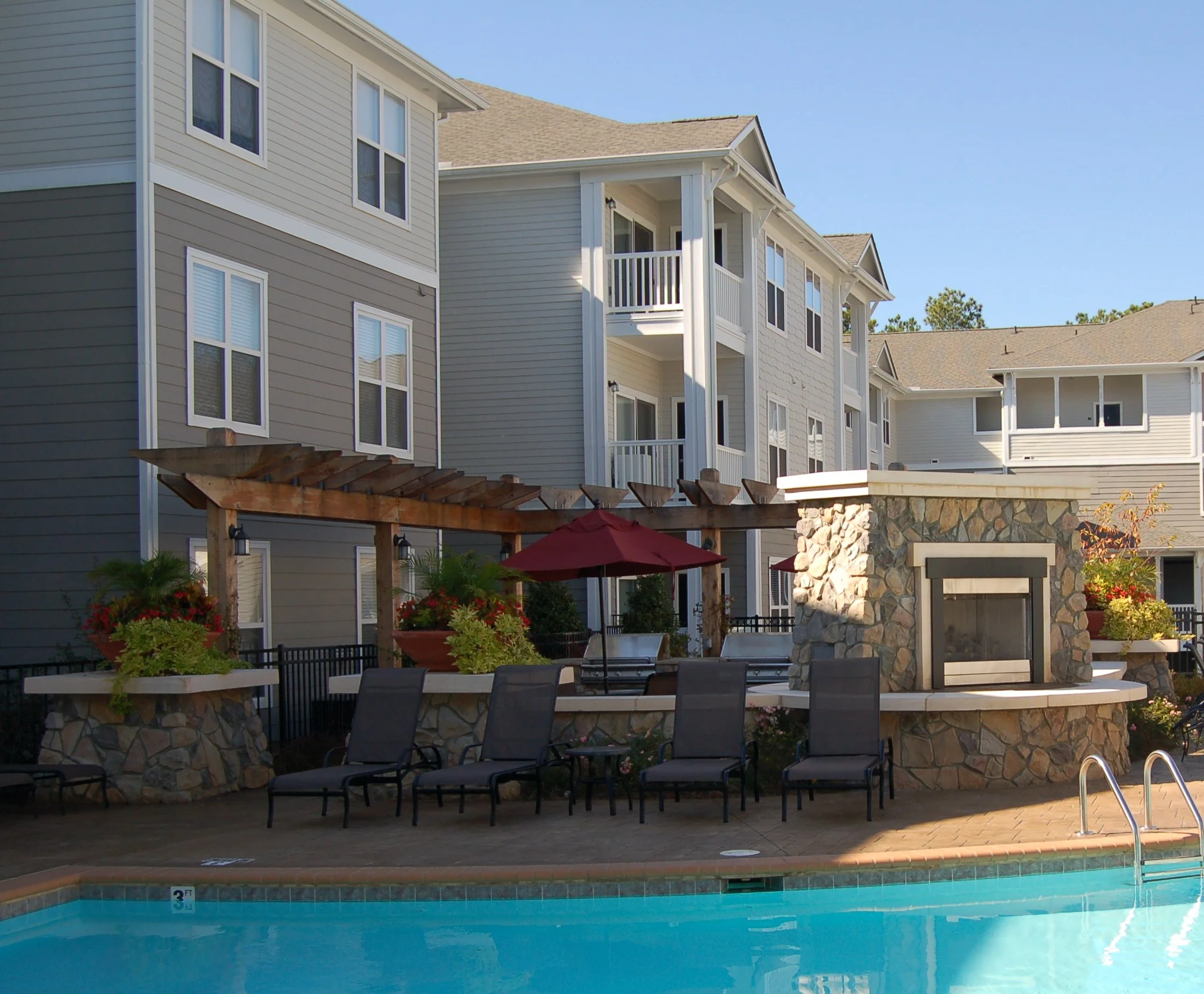 CAMDEN MANOR PARK Raleigh, NC Manor Park is located within the Crabtree Valley Mall area of Raleigh and amenities include multiple swimming pools, two separate community centers, two fitness facilities providing almost 4,000 square feet of workout space, and a state of the art movie theater. The property is owned by Camden Property Trust. Legacy Role: Development Executive for Summit Properties & Camden Property Trust