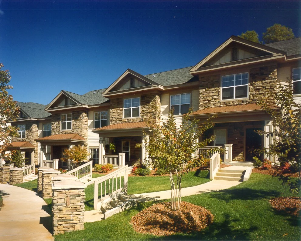 CAMDEN OVERLOOK Raleigh, NC Completed in 2002, adjacent to Crabtree Valley Mall. Product types include townhomes which line the entrance boulevard, garden apartment flats with integral garages, as well as a 50-unit manor building with a 10,000 square foot clubhouse which features an indoor basketball court, and an English Pub. The property is owned by Camden Property Trust. Legacy Role: Development Manager for Summit Properties