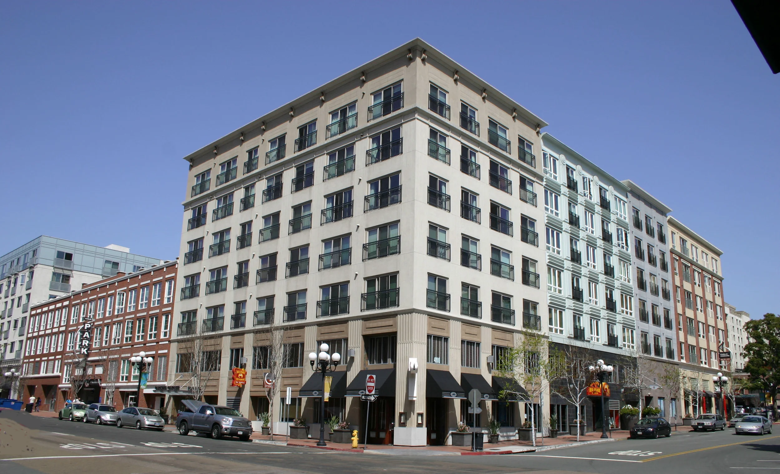 GASLAMP CITY SQUARE San Diego, CA Completed in 2005 by Champion Development, the project encompasses an entire city block in the heart of the historic Gaslamp Quarter District. Ground floor retail includes national retail tenants. The property is two blocks from the Padres baseball stadium. The residences and large amenity deck featuring a pool and two outdoor kitchen areas are located above a 580-stall subterranean parking garage. Legacy Role: Development Executive for Champion Development
