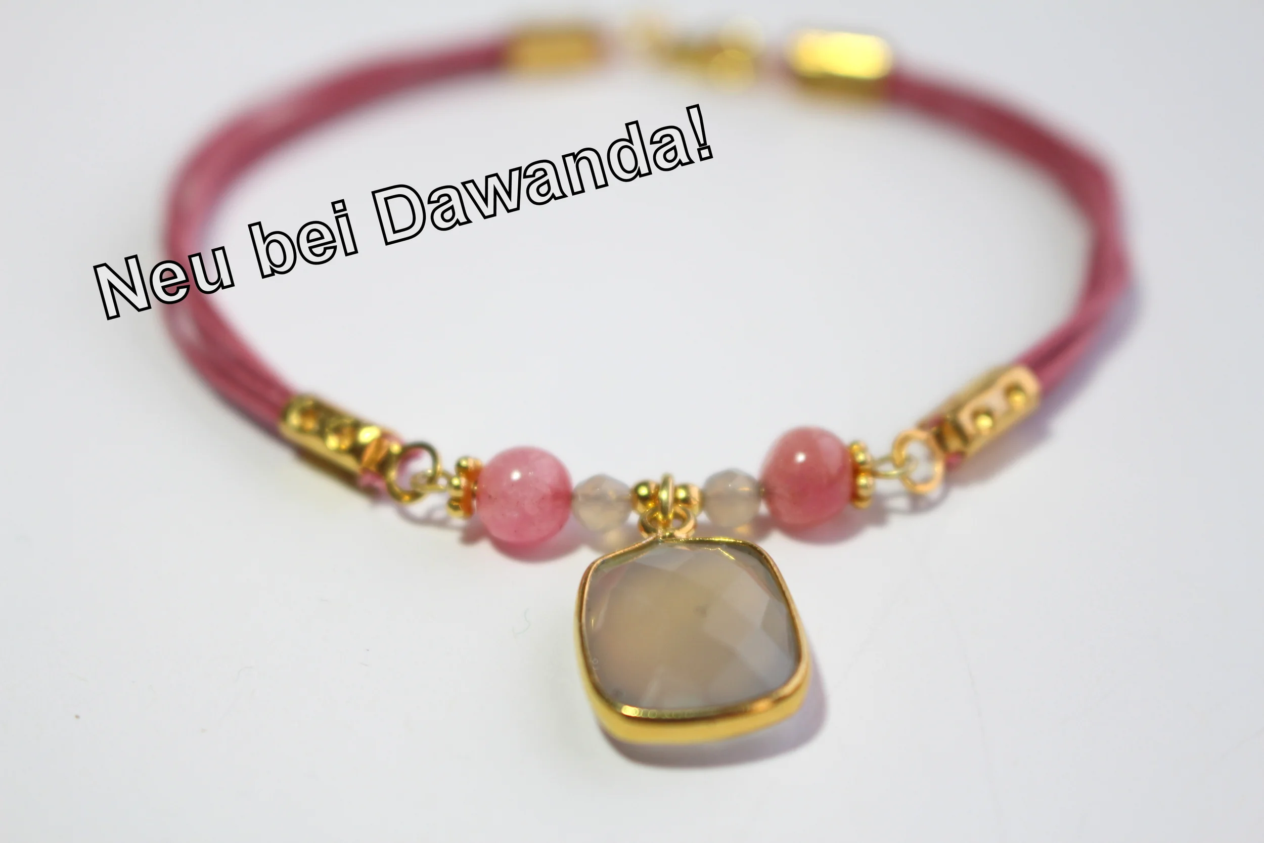 Trendige Armbänder aus Baumwollgarn & Edelsteinen