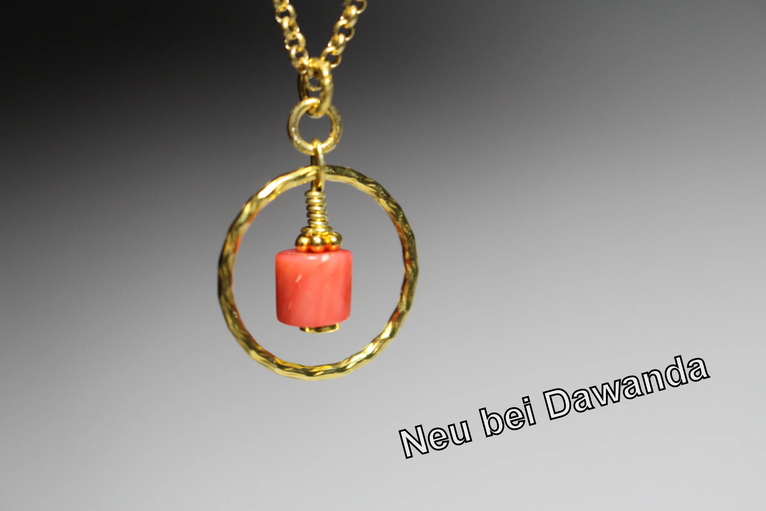 Kette mit Koralle, umfasst von einem goldenen Ring