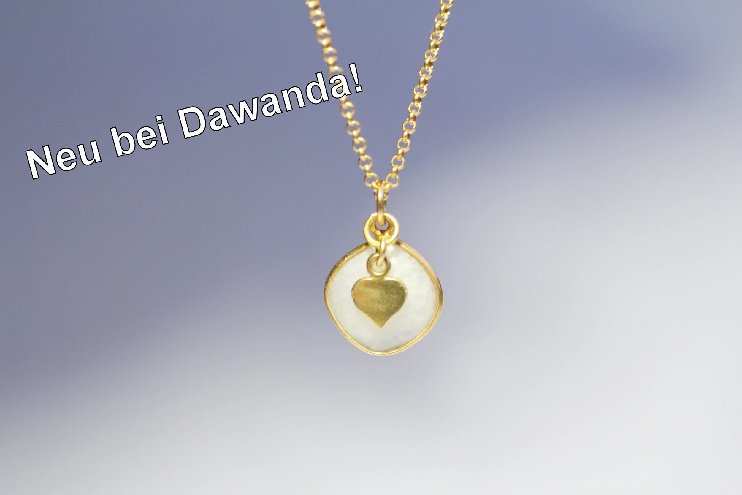 zarte Kette mit eingefasstem Mondstein und Herz-Anhänger