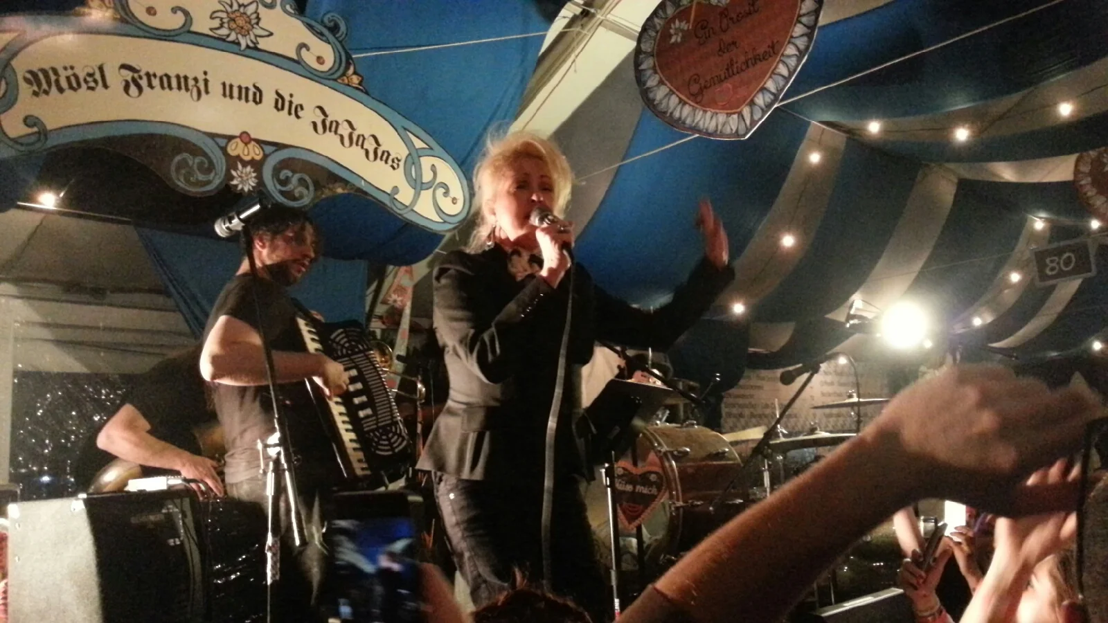 Cyndi Lauper surprises Oktoberfest revelers with biergarten show