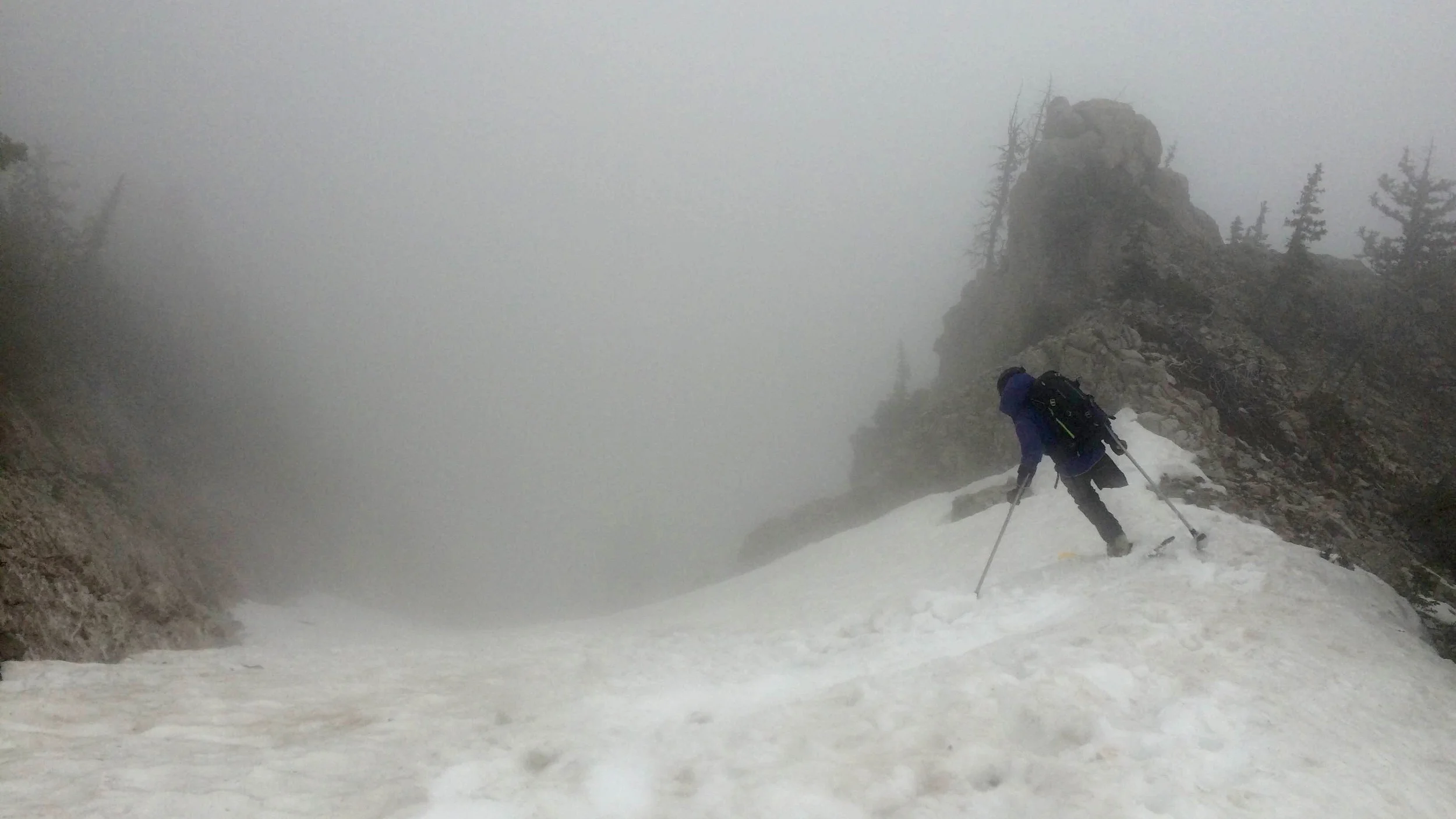 Vasu dropping into the upper snowfield heading into the abyss.