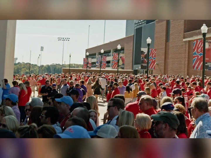 Back in 2021 we worked with @deeplocal + @thisismkg to create a 36 piece robotic brass band and karaoke scoreboard for @dosequis to use at college football tailgates across the country.  Special thanks to @weiglcontrol for assisting with the programm