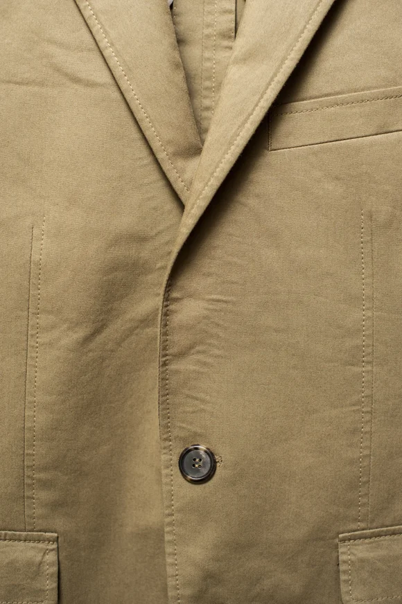 Lapel doesn't roll to first button