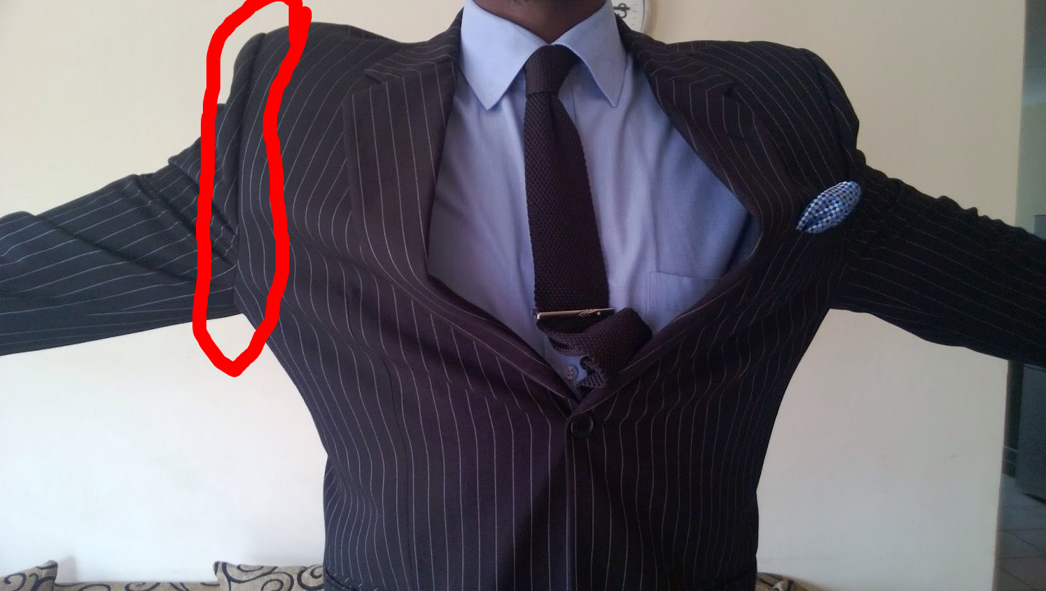 The sleeve head is gigantic, can you see how much room this guy has under his armpit? 