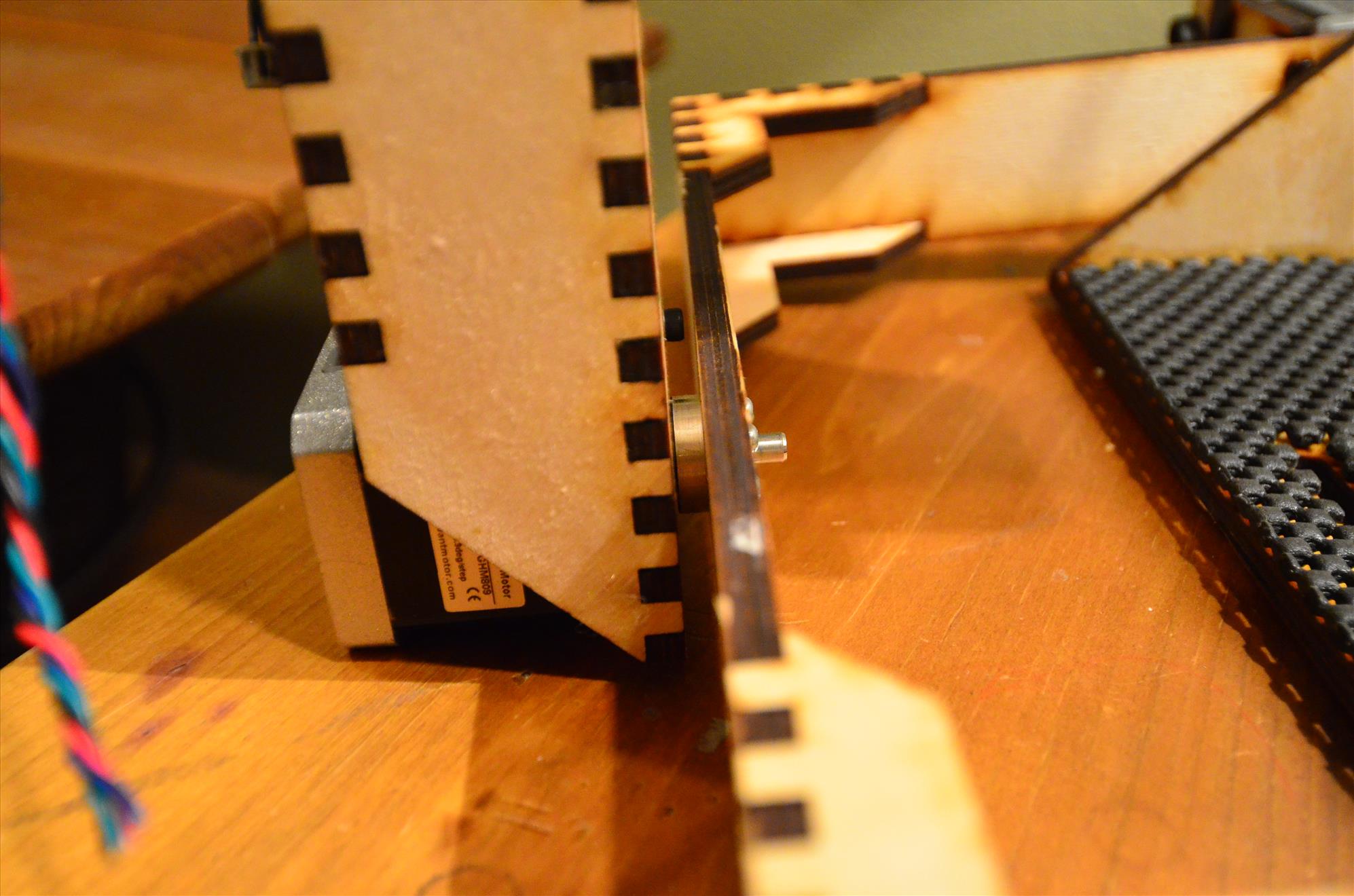 Roll motor mount